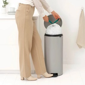 Cos de gunoi cu pedala Brabantia NewIcon 1010442, 30 l, Inchidere lenta, Baza antiderapanta, Gri deschis