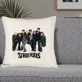 Perna Personalizata K-pop Stray Kids Outfit Negru, 40x40 cm, Crem Reliefat, Husa Detasabila, Perna Inclusa, BEKZ®