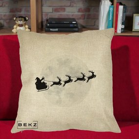 Perna Decorativa Mos Craciun Sanie Luna, 40x40 cm, Crem, Husa Detasabila, Perna Inclusa, BEKZ®