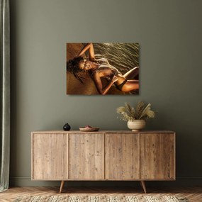 Tablou pe sticlă cu femeia întinsă pe plajă (70x50 cm)
