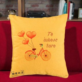 Perna Decorativa Te Iubesc Tare cu Bicicleta Roz si Baloane Inima, 40x40 cm, Galben, Husa Detasabila, Perna Inclusa, BEKZ®