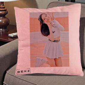 Perna Personalizata K-pop BLACKPINK Nayeon/Jisoo Tenis Alb, 40x40 cm, Roz, Husa Detasabila, Perna Inclusa, BEKZ®