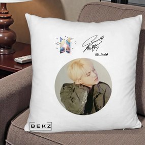 Perna Personalizata K-pop BTS Suga Portret cu Autograf, 40x40 cm, Alb Pufos, Husa Detasabila, Perna Inclusa, BEKZ®