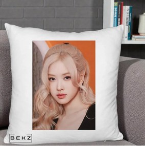 Perna Personalizata K-pop BLACKPINK cu Funda Rosie, 40x40 cm, Alb Pufos, Husa Detasabila, Perna Inclusa, BEKZ®