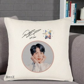 Perna Personalizata K-pop BTS Jin Portret cu Autograf, 40x40 cm, Crem Reliefat, Husa Detasabila, Perna Inclusa, BEKZ®
