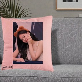 Perna Personalizata K-pop BLACKPINK Jennie Cute cu Diadema Ursulet, 40x40 cm, Roz, Husa Detasabila, Perna Inclusa, BEKZ®