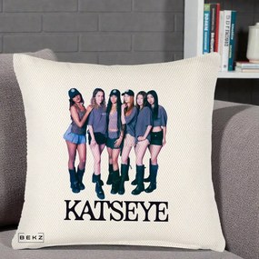Perna Personalizata K-pop KATSEYE Grup Foto Tinute Gri, 40x40 cm, Crem Reliefat, Husa Detasabila, Perna Inclusa, BEKZ®