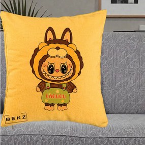 Perna Personalizata Labubu Leu Galben cu Salopeta, 40x40 cm, Galben, Husa Detasabila, Perna Inclusa, BEKZ®