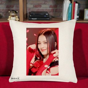 Perna Personalizata K-pop BLACKPINK Jisoo Rosu, 40x40 cm, Crem Reliefat, Husa Detasabila, Perna Inclusa, BEKZ®