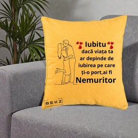 Cadou pentru Iubit - Perna Personalizata Iubitu Nemuritor cu Cuplu Line-Art si Inimi Rosii, 40x40 cm, Galben, Husa Detasabila, Perna Inclusa, BEKZ®