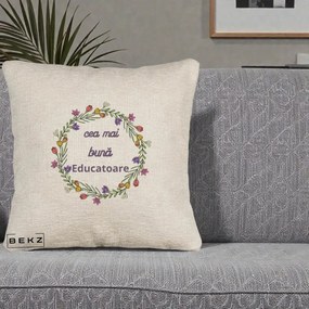 Cadou pentru Educatoare - Perna Personalizata Cea mai Buna Educatoare cu Coronita Florala Colorata, 40x40 cm, Bej Canapea, Husa Detasabila, Perna Inclusa, BEKZ®