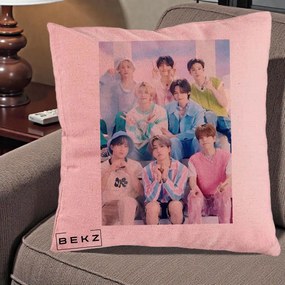 Perna Personalizata K-Pop Grup Foto Pasteluri cu 8 Artisti, 40x40 cm, Roz, Husa Detasabila, Perna Inclusa, BEKZ®