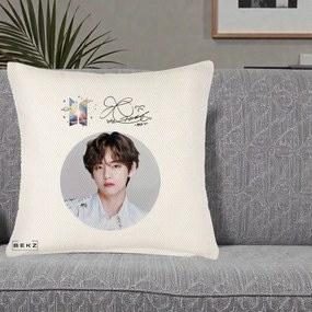 Perna Personalizata K-pop BTS V Taehyung Portret Cerc Autograf, 40x40 cm, Crem Reliefat, Husa Detasabila, Perna Inclusa, BEKZ®
