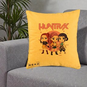 Perna Personalizata K-pop HUNTRX Trio Chibi cu Arme, 40x40 cm, Galben, Husa Detasabila, Perna Inclusa, BEKZ®