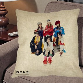 Perna Personalizata Grup K-pop Fete Streetwear Foto, 40x40 cm, Crem, Husa Detasabila, Perna Inclusa, BEKZ®