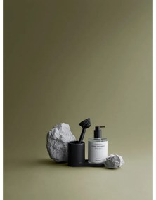 Suport pentru accesorii de spălat negru din gresie Piro – Blomus