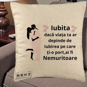 Cadou pentru Iubita - Perna Personalizata Iubita Nemuritoare cu Siluete de Cuplu, 40x40 cm, Bej, Husa Detasabila, Perna Inclusa, BEKZ®