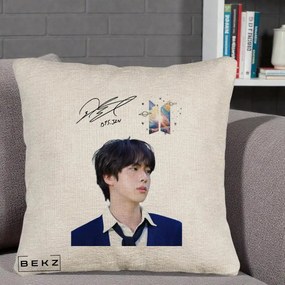 Perna Personalizata K-pop BTS Jin Portret Tinuta Albastra Autograf, 40x40 cm, Bej Canapea, Husa Detasabila, Perna Inclusa, BEKZ®