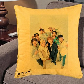 Perna Personalizata K-pop Stray Kids Foto Grup Alb cu 8 Membrii de Sus, 40x40 cm, Galben, Husa Detasabila, Perna Inclusa, BEKZ®