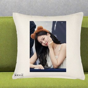 Perna Personalizata K-pop BLACKPINK Jennie Cute cu Diadema Ursulet, 40x40 cm, Crem Reliefat, Husa Detasabila, Perna Inclusa, BEKZ®