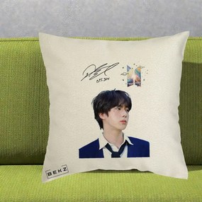 Perna Personalizata K-pop BTS Jin Portret Tinuta Albastra Autograf, 40x40 cm, Ecru, Husa Detasabila, Perna Inclusa, BEKZ®