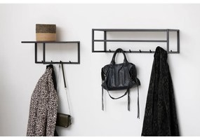 Cuier de perete negru/în culoare naturală cu raft cu aspect de lemn de stejar Seaford – Actona