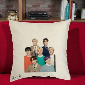 Perna Personalizata K-pop BTS Fotografie Grup Tinute Elegante, 40x40 cm, Ecru, Husa Detasabila, Perna Inclusa, BEKZ®