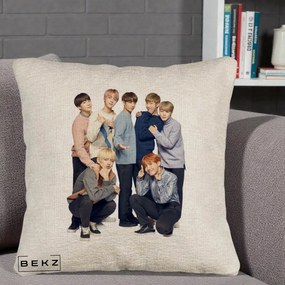Perna Personalizata K-pop BTS Foto Grup In Picioare Tricoturi, 40x40 cm, Bej Canapea, Husa Detasabila, Perna Inclusa, BEKZ®