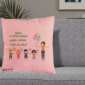 Cadou pentru Educatoare - Perna Personalizata Doar o Inima Uriasa poate Modela Minti de Pitici cu Educatoare si Baloane, 40x40 cm, Roz, Husa Detasabila, Perna Inclusa, BEKZ®