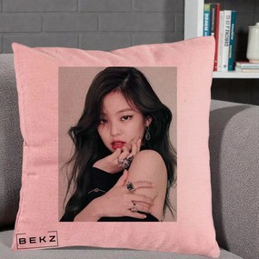 Perna Personalizata K-pop BLACKPINK Jennie Editorial Negru cu Inele, 40x40 cm, Roz, Husa Detasabila, Perna Inclusa, BEKZ®