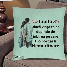 Cadou pentru Iubita - Perna Personalizata Iubita Nemuritoare cu Cuplu Acuarela Roz si Inimi, 40x40 cm, Verde Menta, Husa Detasabila, Perna Inclusa, BEKZ®