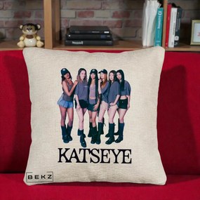 Perna Personalizata K-pop KATSEYE Grup Foto Tinute Gri, 40x40 cm, Bej Canapea, Husa Detasabila, Perna Inclusa, BEKZ®