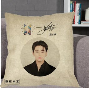 Perna Personalizata K-pop BTS Jungkook Portret cu Autograf, 40x40 cm, Crem, Husa Detasabila, Perna Inclusa, BEKZ®