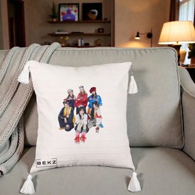 Perna Personalizata Grup K-pop Fete Streetwear Foto, 40x40 cm, Bej cu Franjuri, Husa Detasabila, Perna Inclusa, BEKZ®