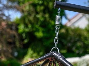 Scaun suspendat negru KOKON cu suport, perna deschisa