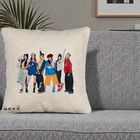 Perna Personalizata Grup K-pop Fete in Picioare Foto, 40x40 cm, Bej Canapea, Husa Detasabila, Perna Inclusa, BEKZ®