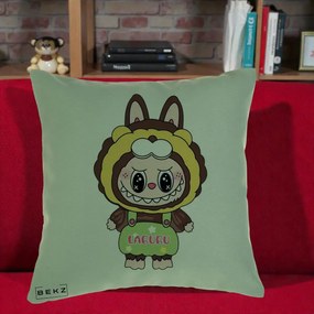 Perna Personalizata Labubu Leu Galben cu Salopeta, 40x40 cm, Verde, Husa Detasabila, Perna Inclusa, BEKZ®