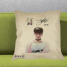 Perna Personalizata K-pop BTS Jungkook Portret cu Ochelari Autograf, 40x40 cm, Crem, Husa Detasabila, Perna Inclusa, BEKZ®
