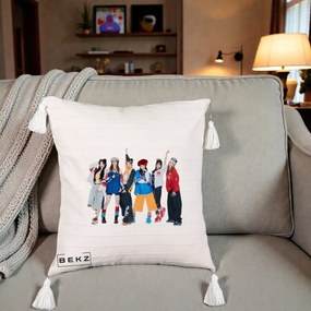 Perna Personalizata Grup K-pop Fete in Picioare Foto, 40x40 cm, Bej cu Franjuri, Husa Detasabila, Perna Inclusa, BEKZ®