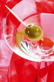 Fotografie Glass of Martini with green olive, close-up, Creativ Studio Heinemann