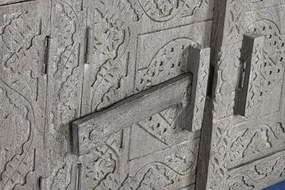 Comodă TV sculptată lungă din lemn masiv, gri, cu 6 uși, 3 rafturi și zăvoare din lemn, finisaj patinat, 61 x 200 x 40 cm, „Arvane”