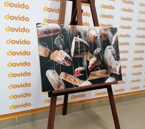 Tablou produse de patiserie agățate pe frânghie