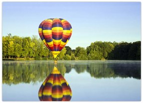 Tablou pe sticlă cu balon cu aer cald pe un lac (70x50 cm)