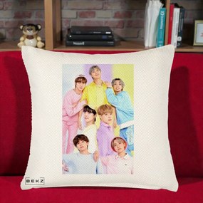 Perna Personalizata K-pop BTS Foto Grup Pastel Colorat cu 7 Membrii, 40x40 cm, Crem Reliefat, Husa Detasabila, Perna Inclusa, BEKZ®