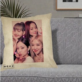 Perna Personalizata K-pop BLACKPINK Foto Grup Selfie Roz cu Glitter, 40x40 cm, Crem, Husa Detasabila, Perna Inclusa, BEKZ®