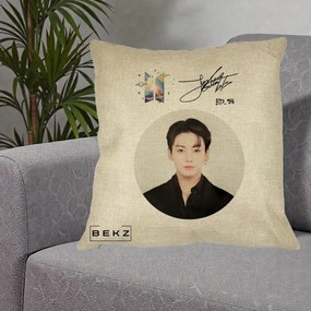 Perna Personalizata K-pop BTS Jungkook Portret cu Autograf, 40x40 cm, Crem, Husa Detasabila, Perna Inclusa, BEKZ®