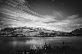 Fototapet seara devreme lacul în alb-negru