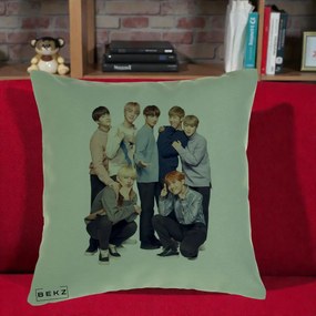 Perna Personalizata K-pop BTS Foto Grup In Picioare Tricoturi, 40x40 cm, Verde, Husa Detasabila, Perna Inclusa, BEKZ®