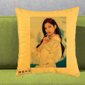 Perna Personalizata K-pop BLACKPINK Jennie Concert Alb cu Microfon, 40x40 cm, Galben, Husa Detasabila, Perna Inclusa, BEKZ®