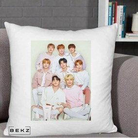 Perna Personalizata K-pop Stray Kids Foto Grup Pastel Roz-Alb cu 8 Membrii, 40x40 cm, Alb Pufos, Husa Detasabila, Perna Inclusa, BEKZ®